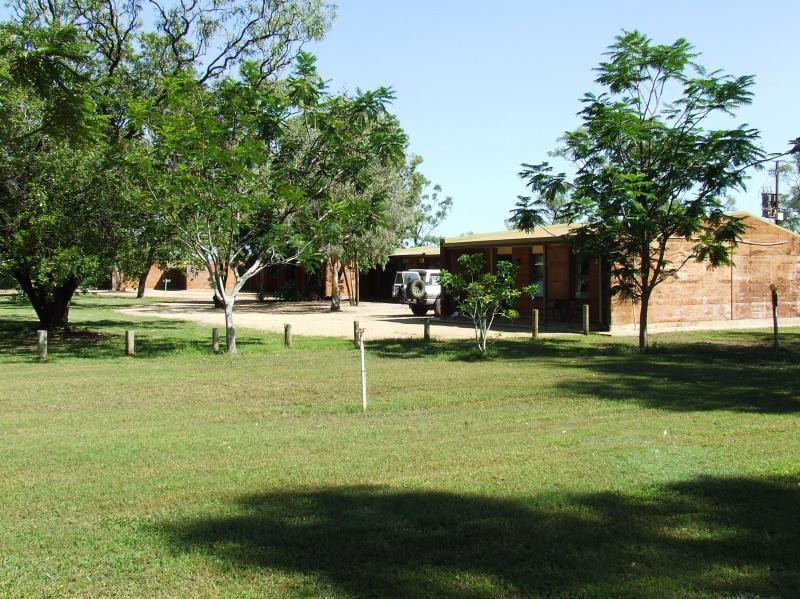 Territory Manor Motel & Caravan Park Mataranka Exterior photo