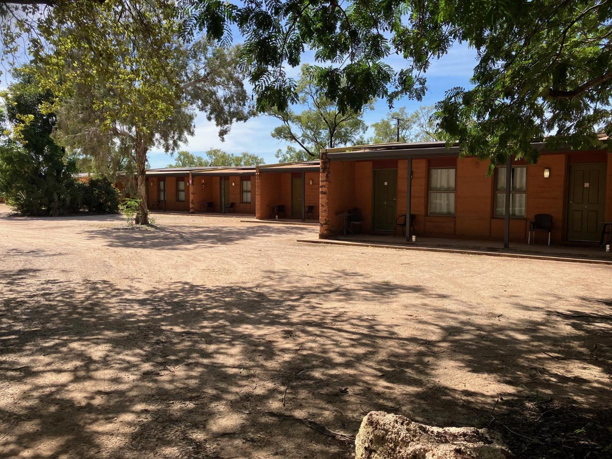 Territory Manor Motel & Caravan Park Mataranka Exterior photo